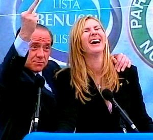 I modi gentili di Berlusconi e la figa di turno al suo fianco. Foto dalla rete