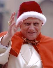 Benedetto XVI, vestito di stracci, benedice le genti.